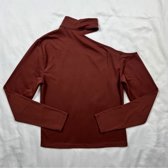 Abercrombie & Fitch Seamless Asymmetrical Cutout Top - Picture 5 of 6